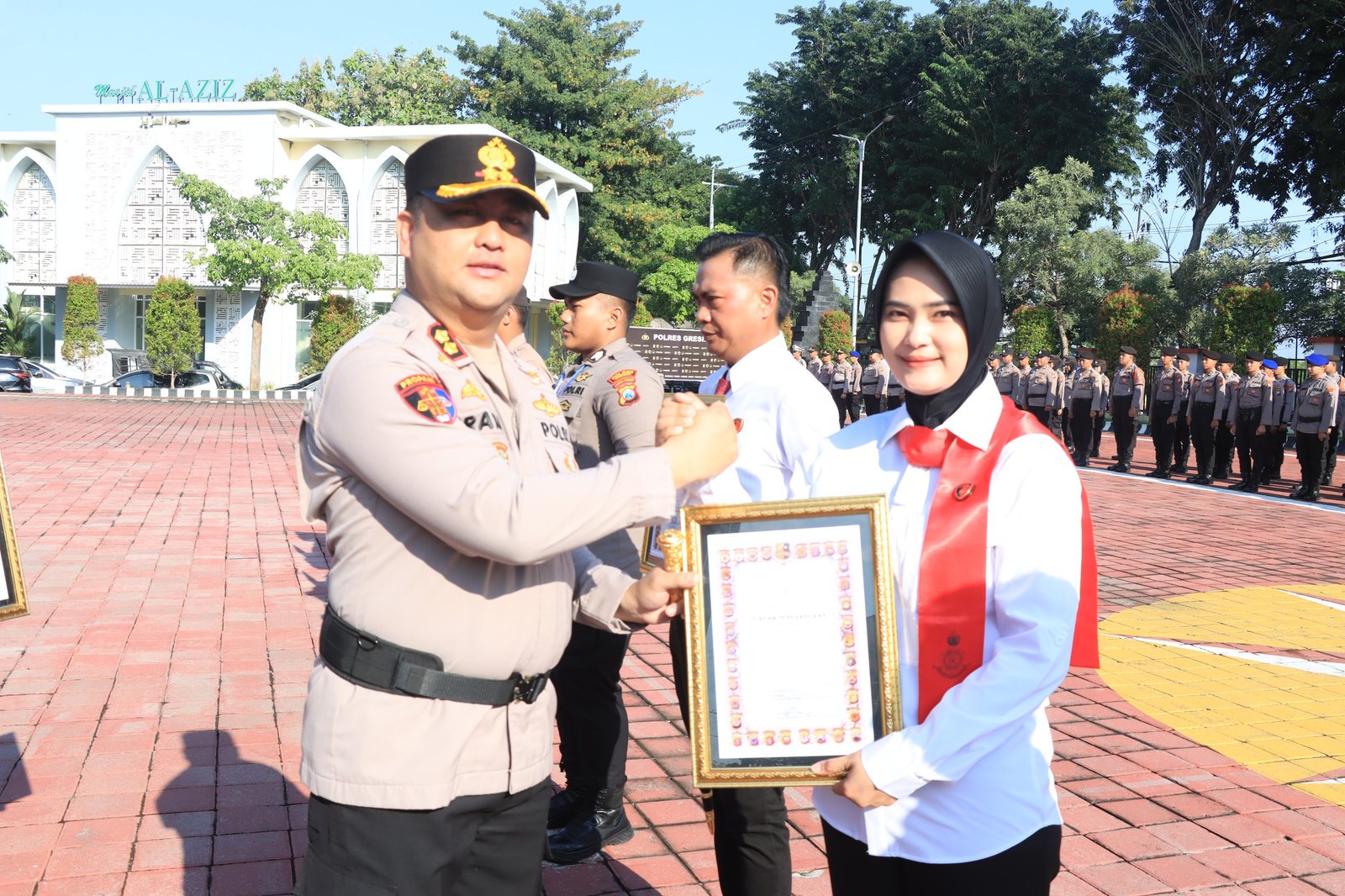 Polres Gresik Beri Penghargaan 13 Personel dan 1 Warga, Kapolres Apresiasi Dedikasi Anggota