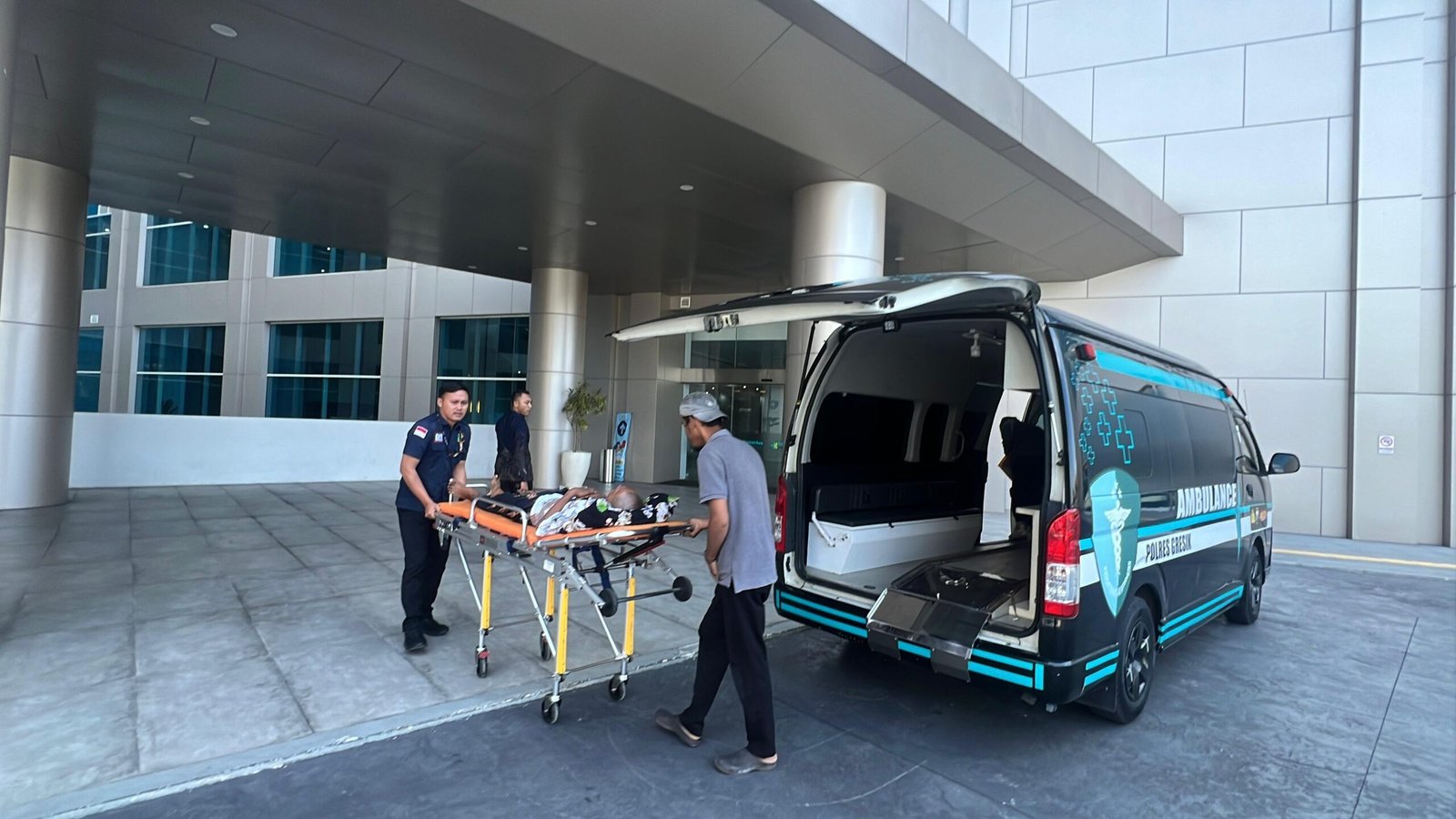Polres Gresik Hadir untuk Masyarakat, Layanan Ambulans Gratis Bantu Pasien Darurat ke RSUP Kemenkes Surabaya