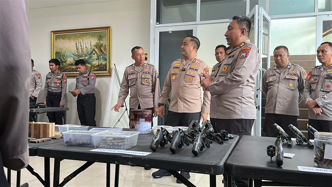 Polres Gresik Bersama Polda Jatim Periksa dan Tertibkan Senjata Api Organik Anggota