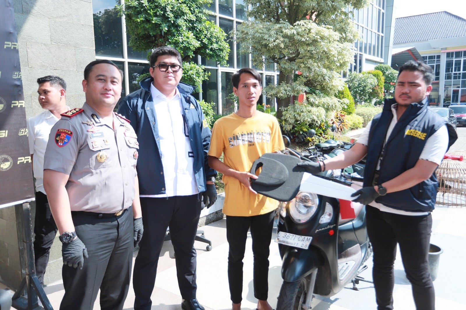 Senyum Sumringah Para Korban Saat Kapolres Gresik Kembalikan Motor yang Sempat Digasak Penjahat
