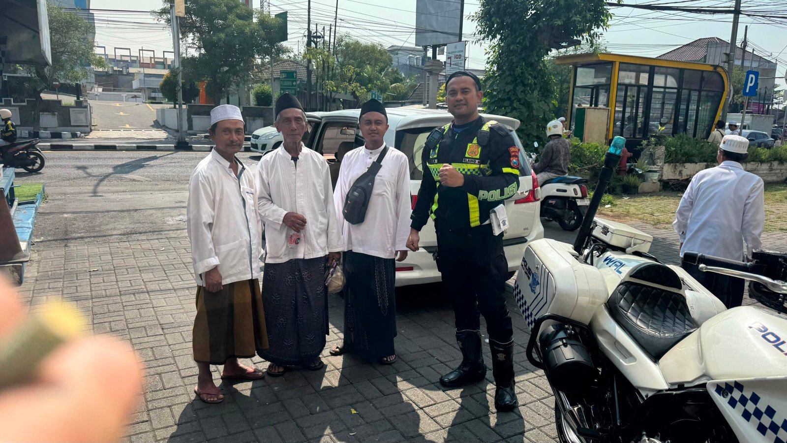 Terpisah dari Rombongan Haul, Lansia 90 Tahun Asal Mojokerto Berhasil Dipertemukan Kembali Bertemu Keluarga oleh Polres Gresik