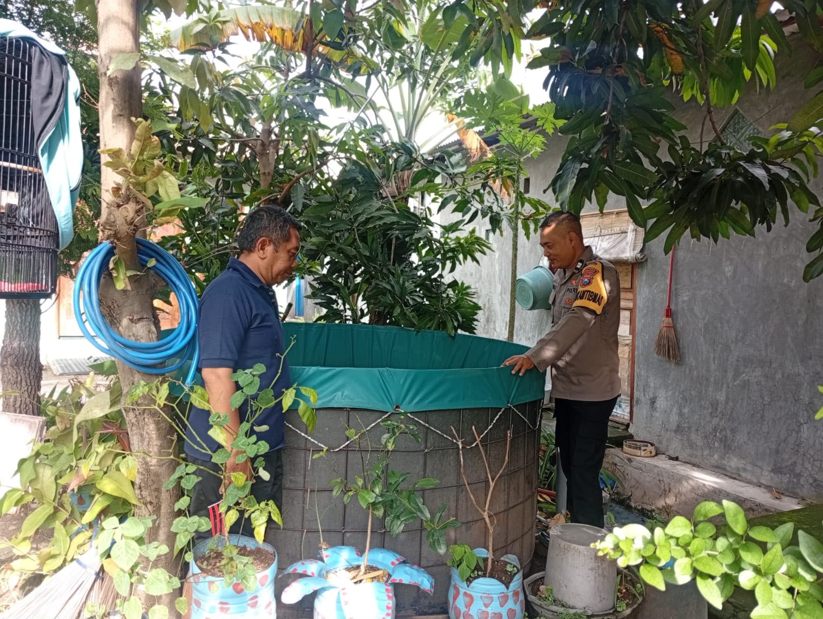 Polri Dukung Ketahanan Pangan, Personel Polres Gresik Monitoring Tanaman Tomat di Desa Manyarrejo
