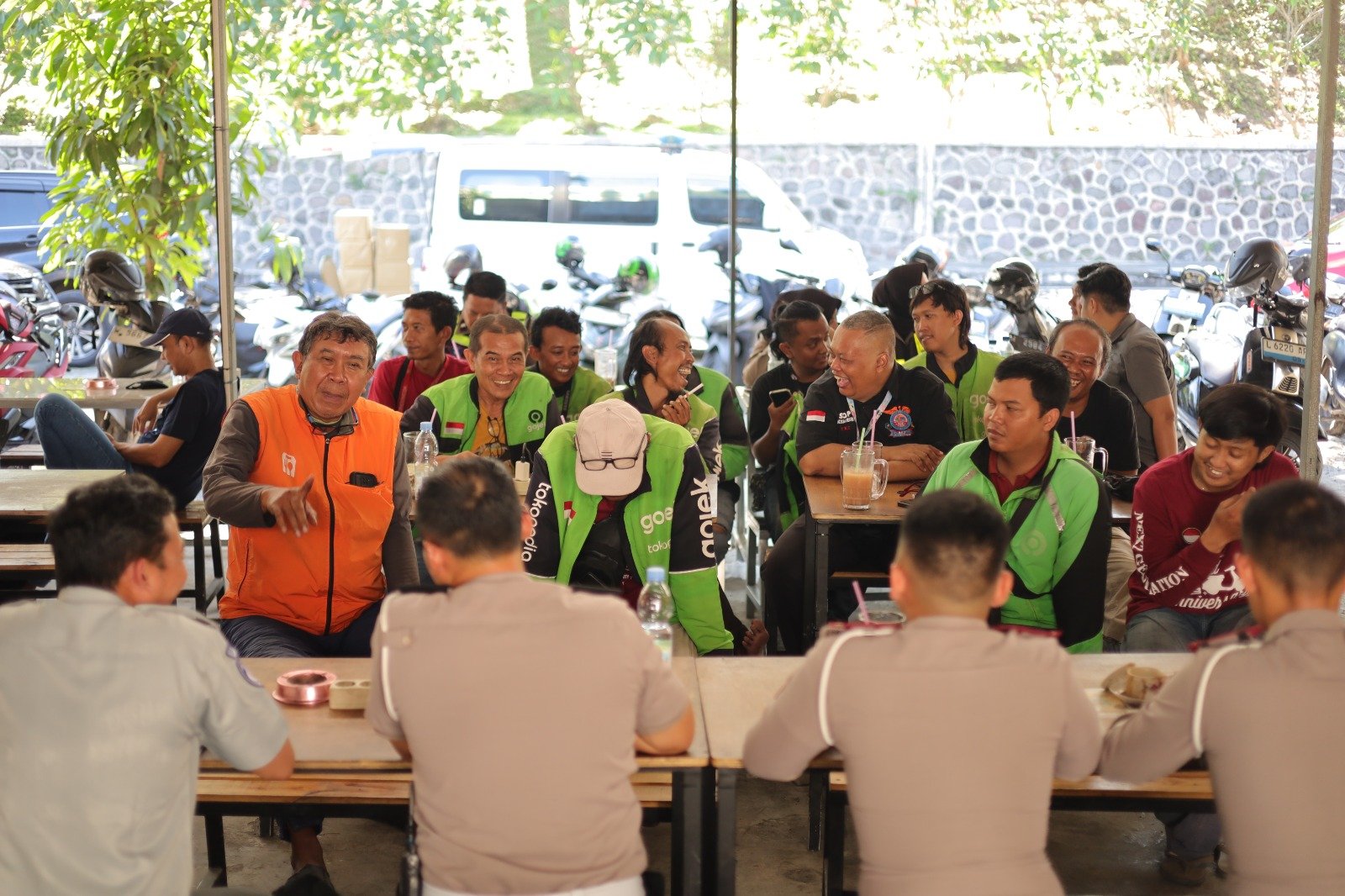 Peringati HUT Bhayangkara ke 80 Satlantas Polres Gresik dan Ojol Gresik Ngopi Bareng, Bahas Safety Riding dan Kamtibmas