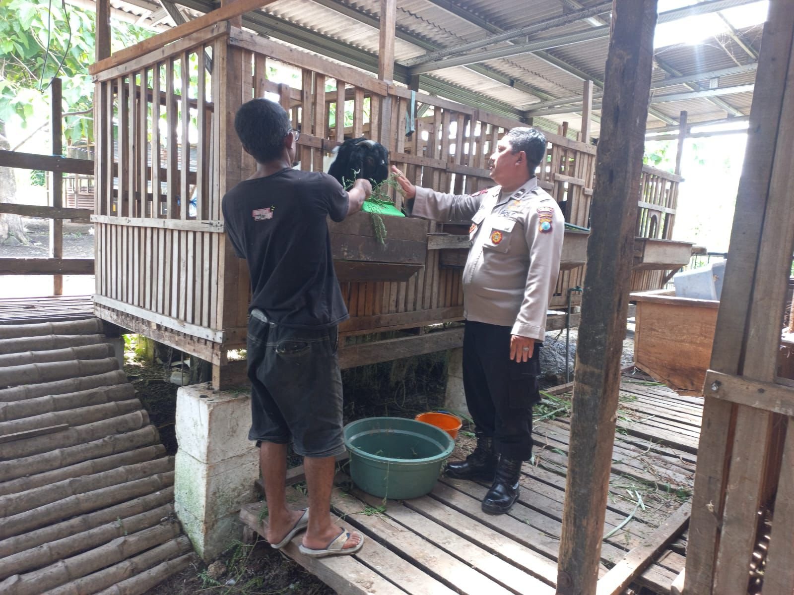 Dukung Asta Cita Presiden, Polsek Cerme Pantau Peternakan Kambing di Desa Banjarsari
