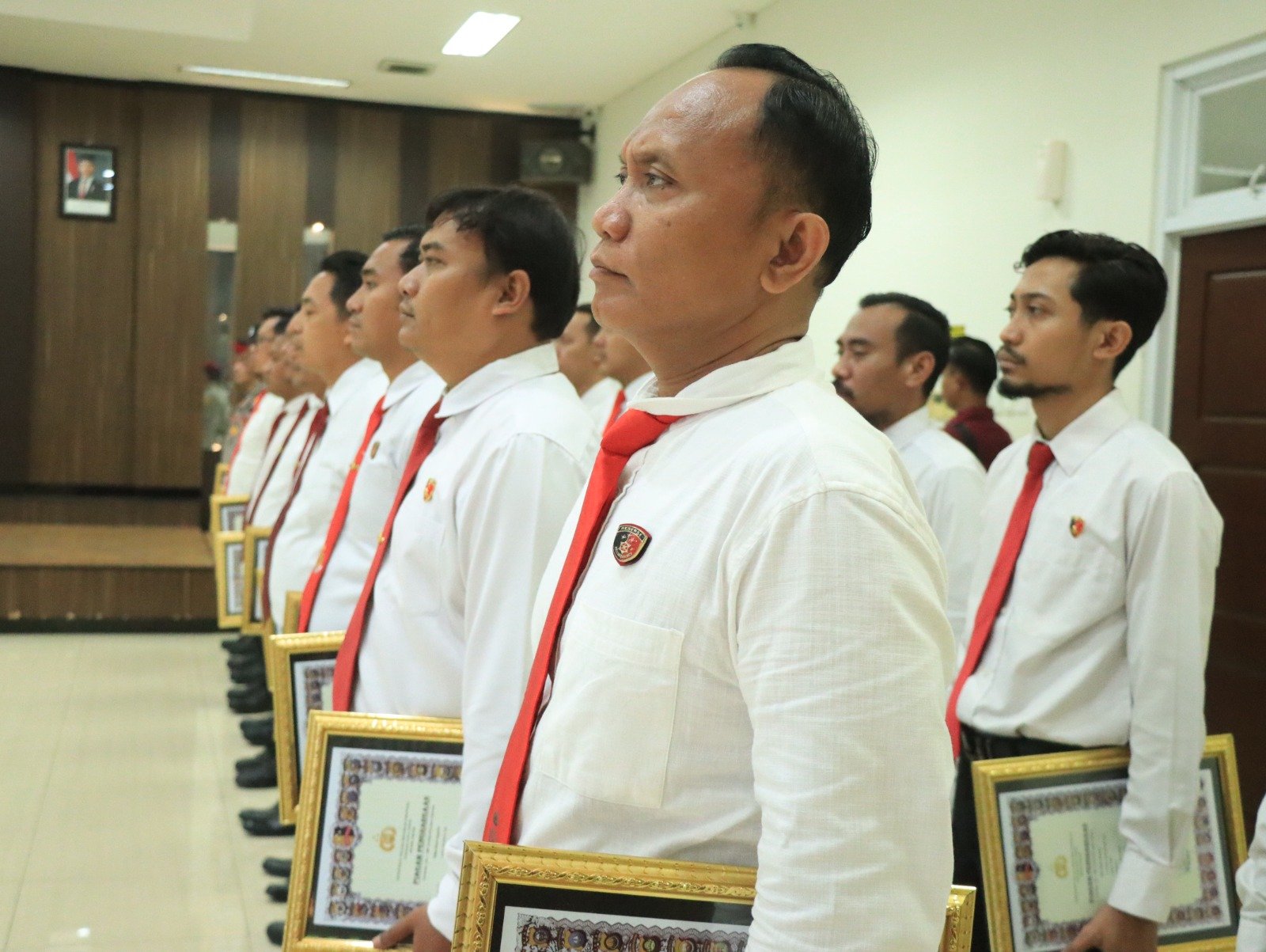 Kapolres Gresik Beri Penghargaan kepada 27 Personel Berprestasi, Pengungkap BBM Ilegal hingga Narkoba