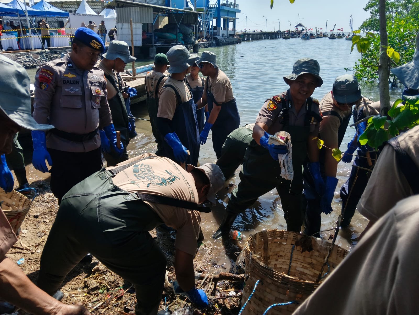 Peringati Hari Lingkungan Hidup Sedunia 2026, Polres Gresik Ikut Aksi Bersih Pantai Bersama PT Freeport Indonesia di Bungah