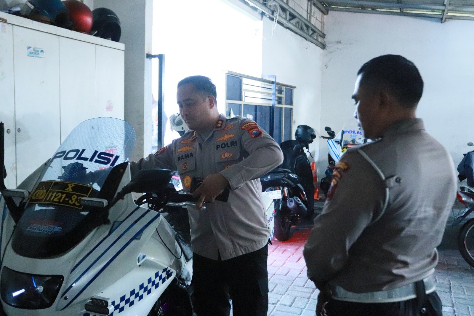 Kapolres Gresik Tinjau Polsek Kebomas dan Pos Lantas, Pastikan Layanan Polres Gresik Maksimal