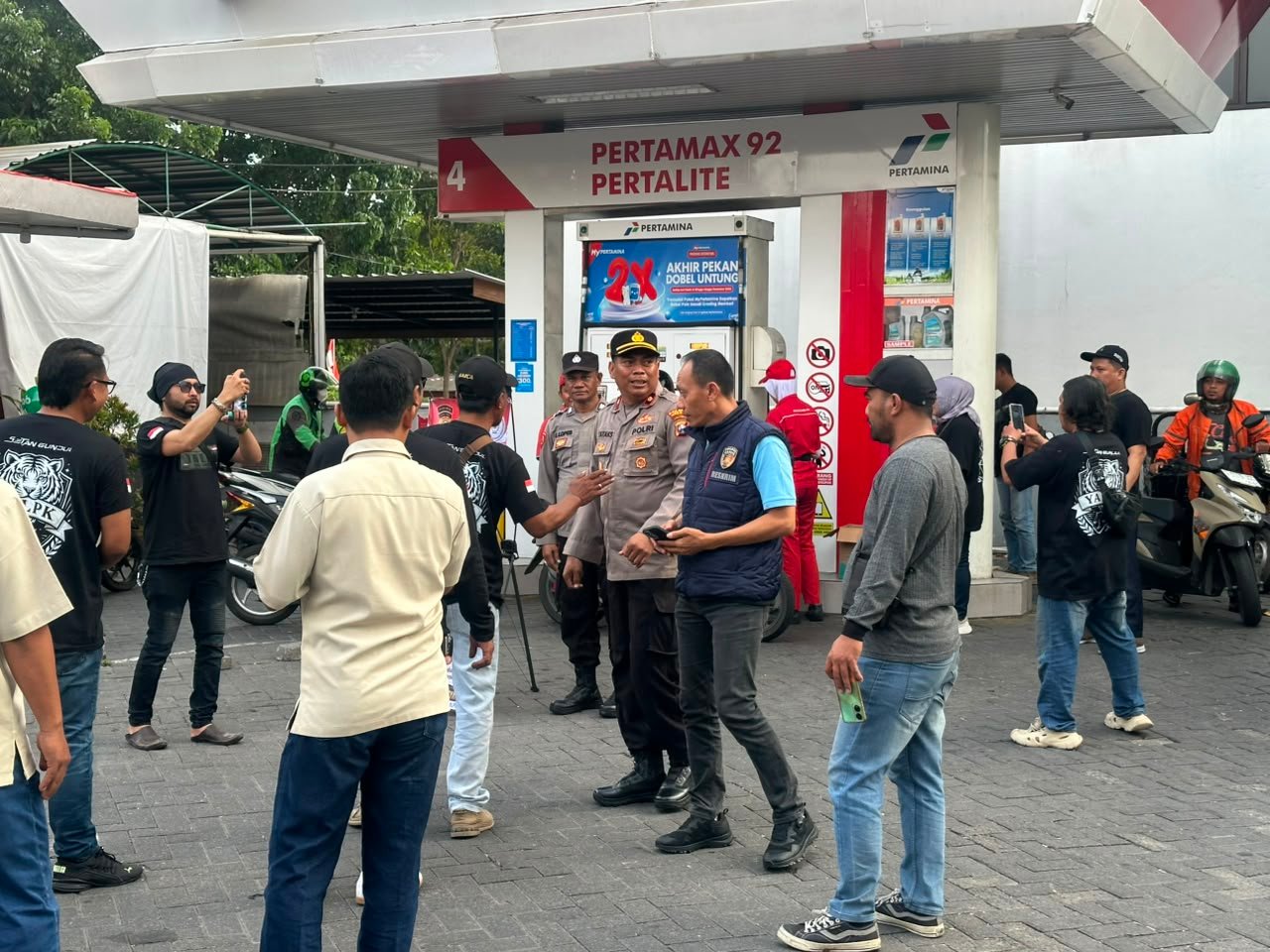 Senyum Ojol Gresik Saat Dapat BBM Gratis, Polsek Kebomas dan YALPK Group Gelar Bakti Sosial