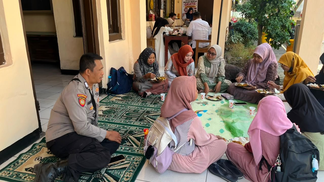 Momen Hangat Ratusan Warga Makan Bersama di Polsek Wringinanom, Pererat Silaturahmi dan Berbagi Keberkahan