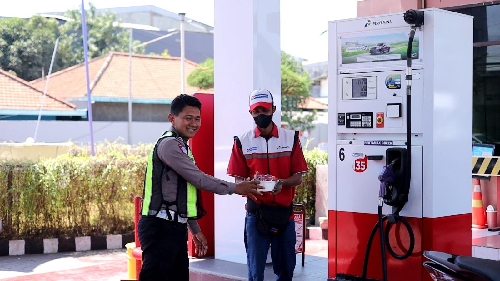 Satlantas Polres Gresik Tebar Kepedulian Lewat Program “Jumat Berkah Berbagi”