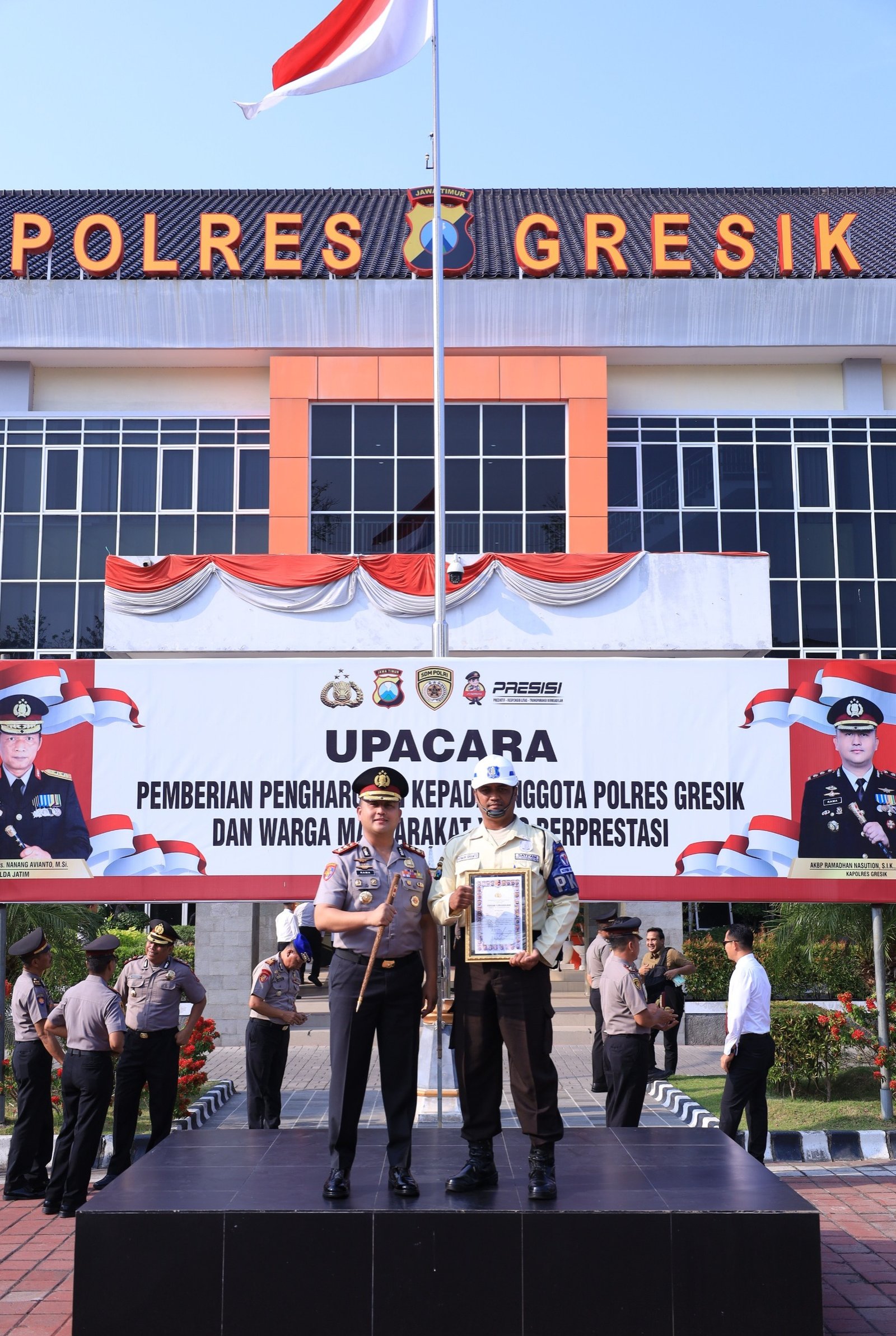 Polres Gresik Beri Reward kepada Personel Berprestasi dan Warga, Perkuat Sinergi Pamswakarsa