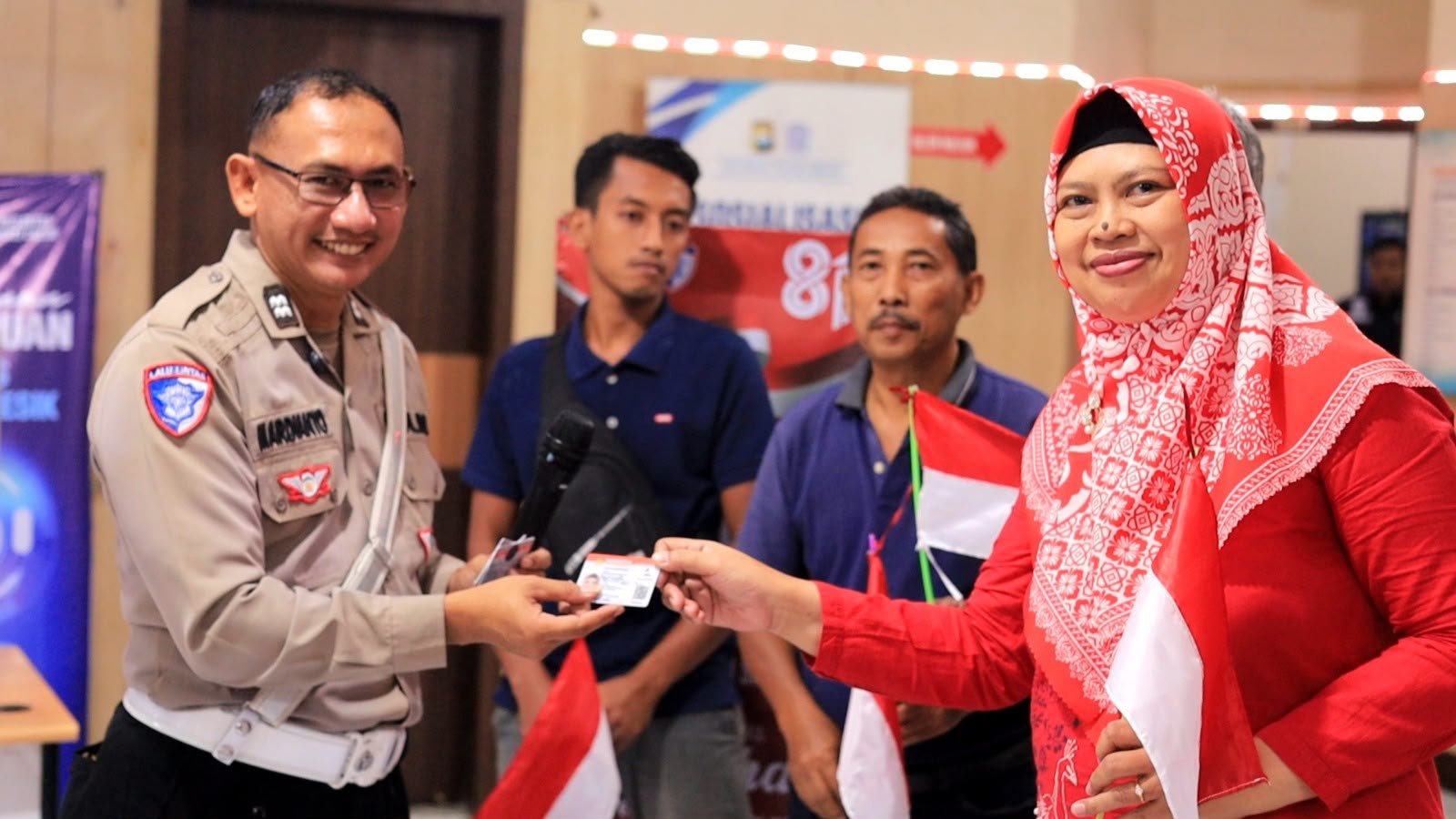 Senyum Sumringah Mendapat Kado Kemerdekaan dari Satlantas Polres Gresik, 17 Warga Kelahiran 17 Agustus Dapat Layanan SIM Gratis