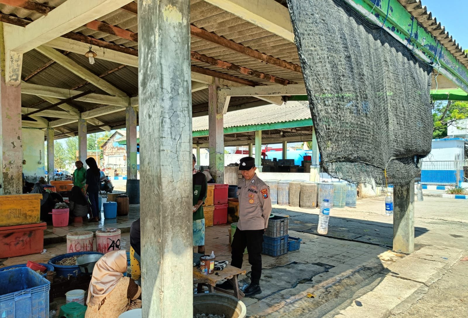 Polres Gresik Dorong Ketahanan Pangan melalui Pemantauan Pedagang Ikan di TPI Campurejo