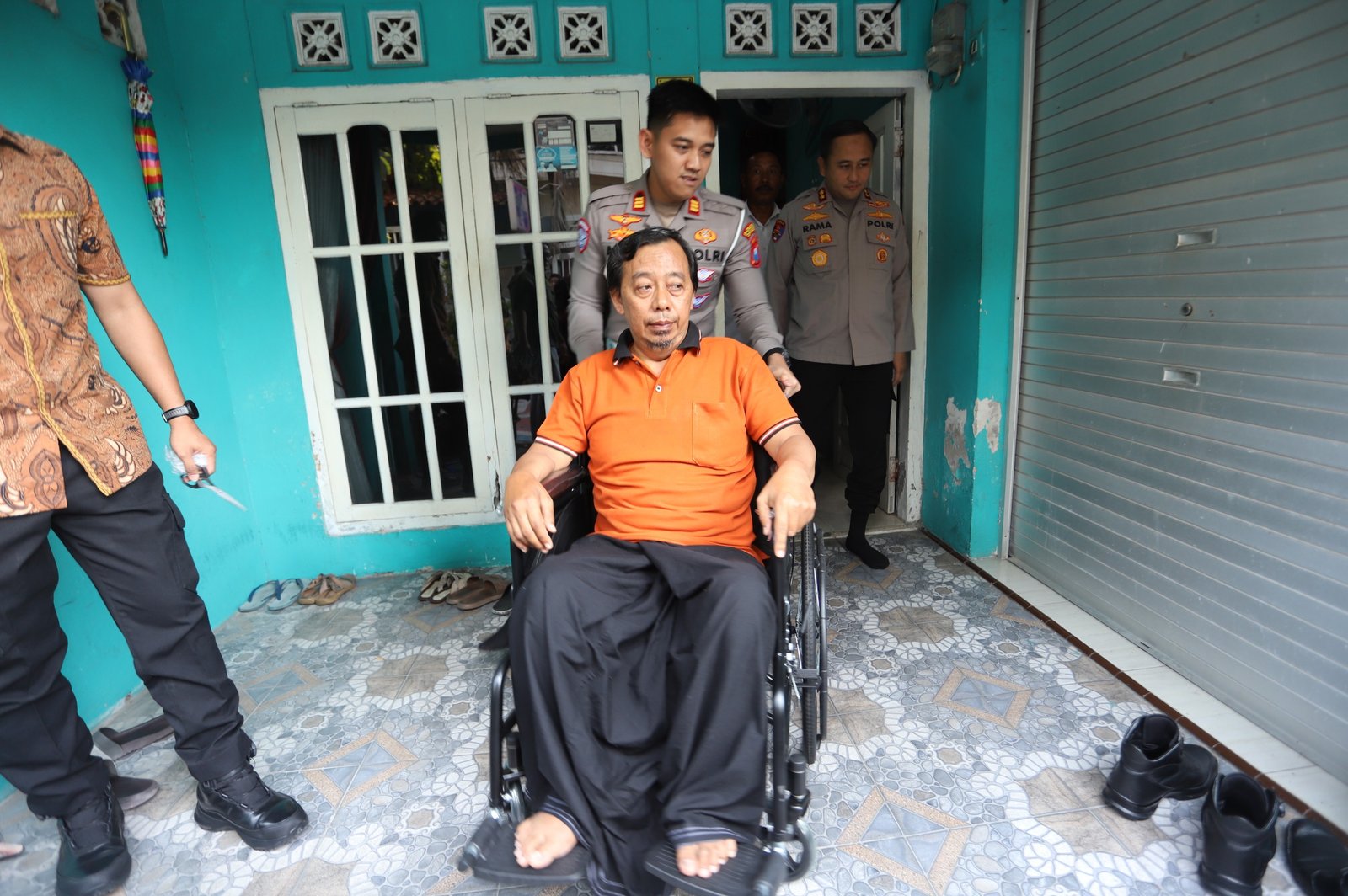 Jelang HUT Lalu Lintas Bhayangkara ke-71, Kapolres Gresik Bantu Ojol Korban Kecelakaan Beri Kursi Roda Hingga Modal Usaha