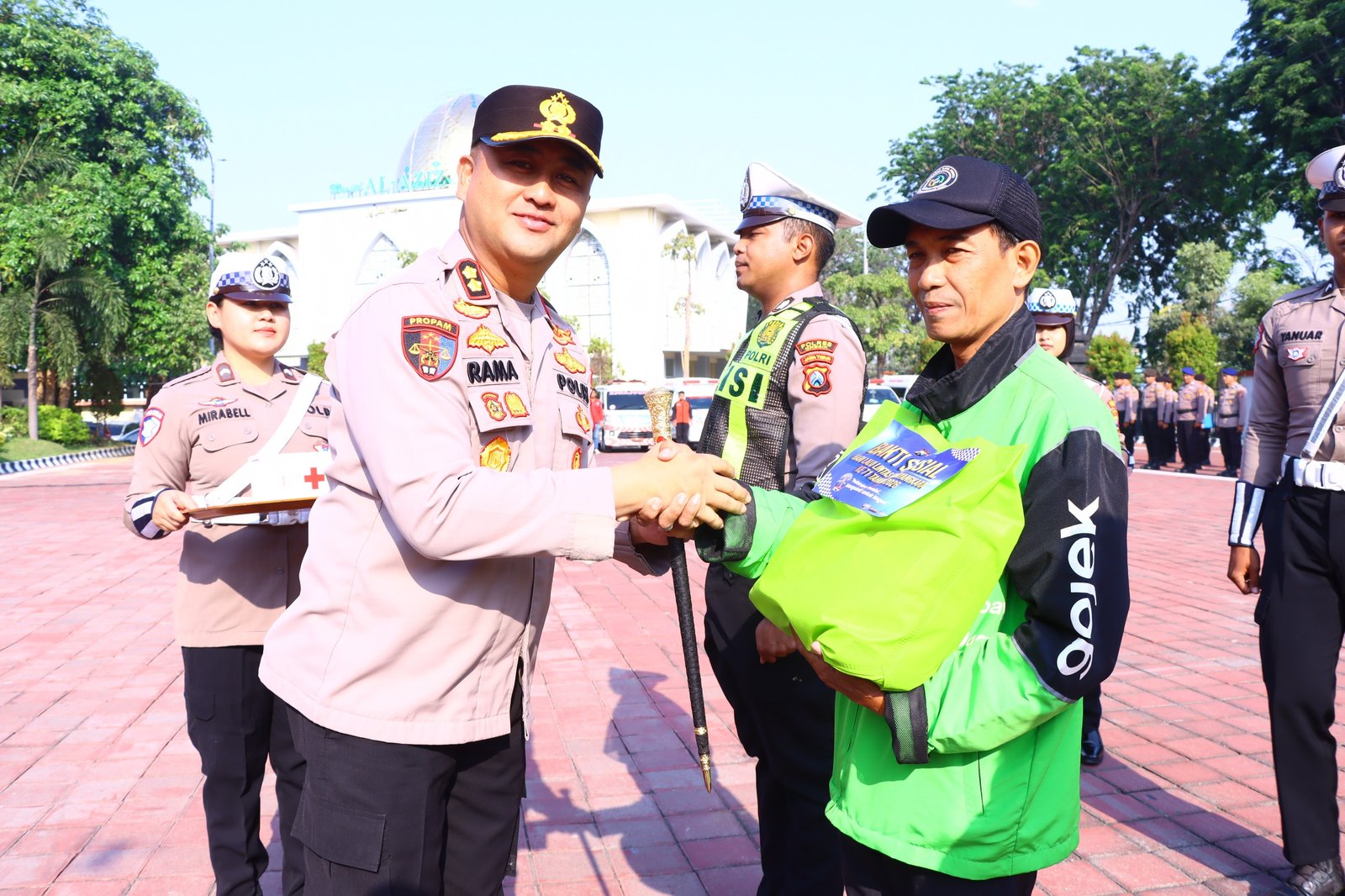 Peringati Hari Lalu Lintas Bhayangkara Ke-71, Polres Gresik Gelar Apel Bersama Relawan Ambulans dan Ojol