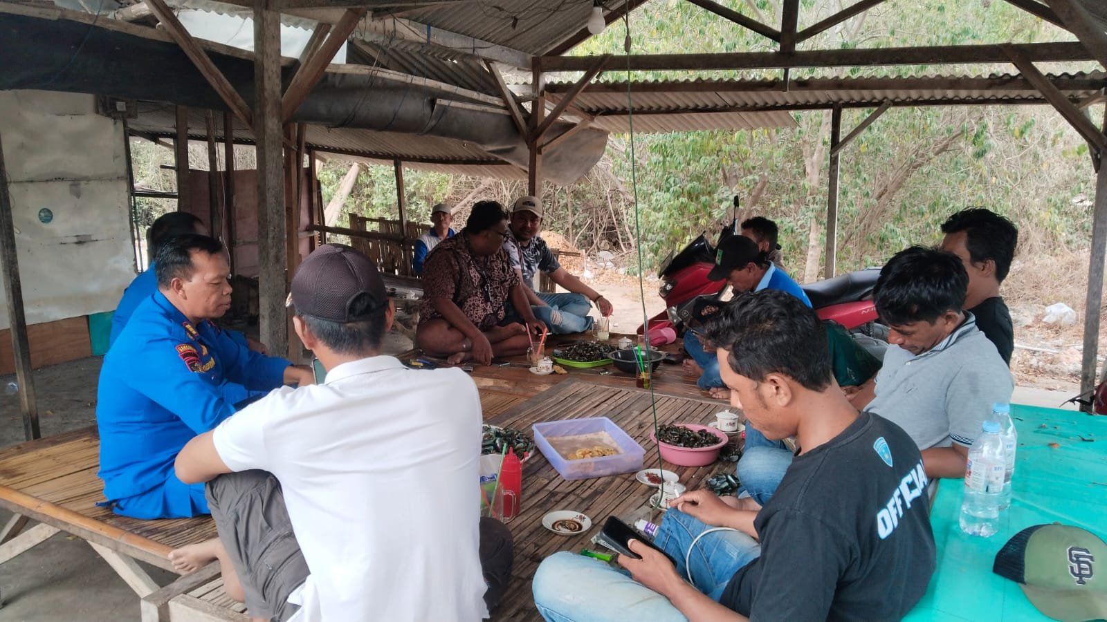 Satpolairud Polres Gresik Sambangi Nelayan Ujungpangkah, Ingatkan Pentingnya Keselamatan Saat Melaut