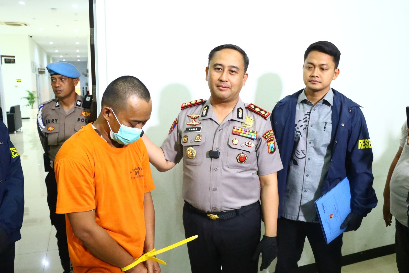 Quick Wins Kapolri, Polres Gresik Gerak Cepat Tangkap DC Pinjol Ancam Warga, Uang Korban Langsung Dikembalikan