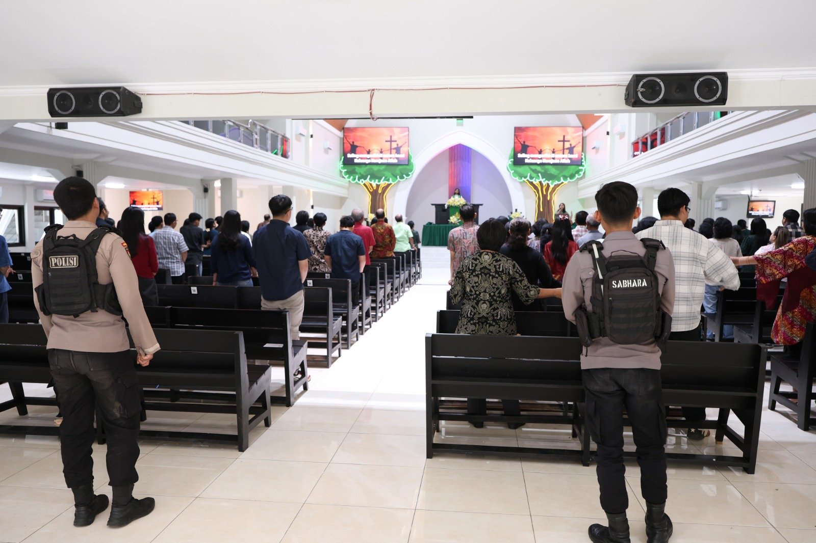 Jaga Suasana Ibadah Tetap Nyaman, Polres Gresik Sapa Jemaat dan Perkuat Silaturahmi
