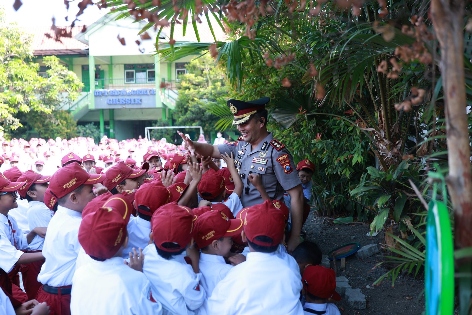 Polisi bersama Masyarakat, Kapolres Gresik Sambangi Siswa SD Negeri 6 Gresik