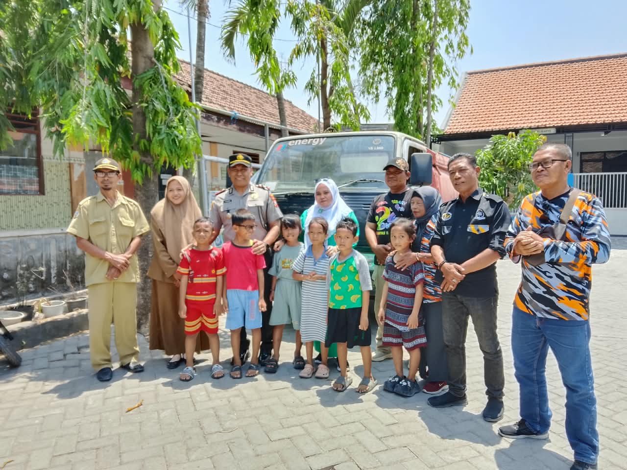 Polisi Bersama Masyarakat, Polsek Duduksampeyan Salurkan Air Bersih untuk Warga Tumapel
