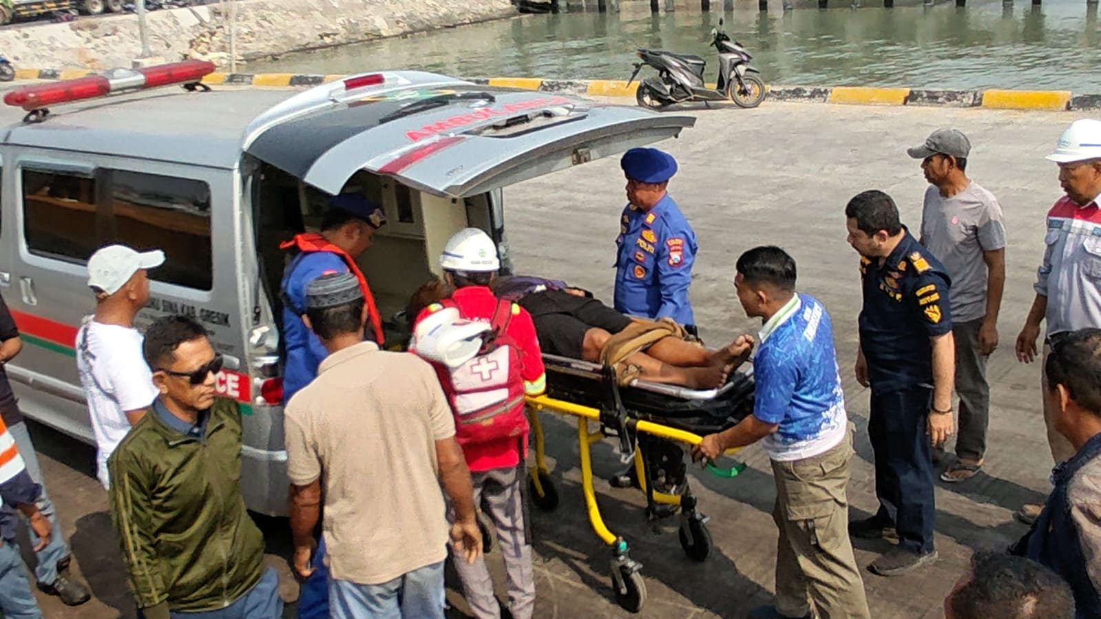 Mendadak Sesak Napas di Kapal, Satpolairud Polres Gresik Bantu Evakuasi ABK ke Rumah Sakit