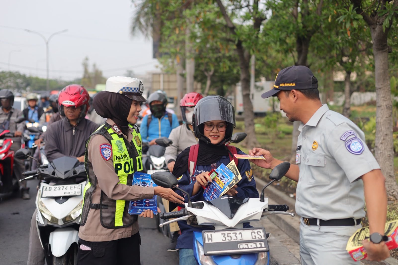Ops Patuh Semeru 2026, Satlantas Polres Gresik Bagikan Cokelat kepada Pengendara di Exit Tol Kebomas Gresik